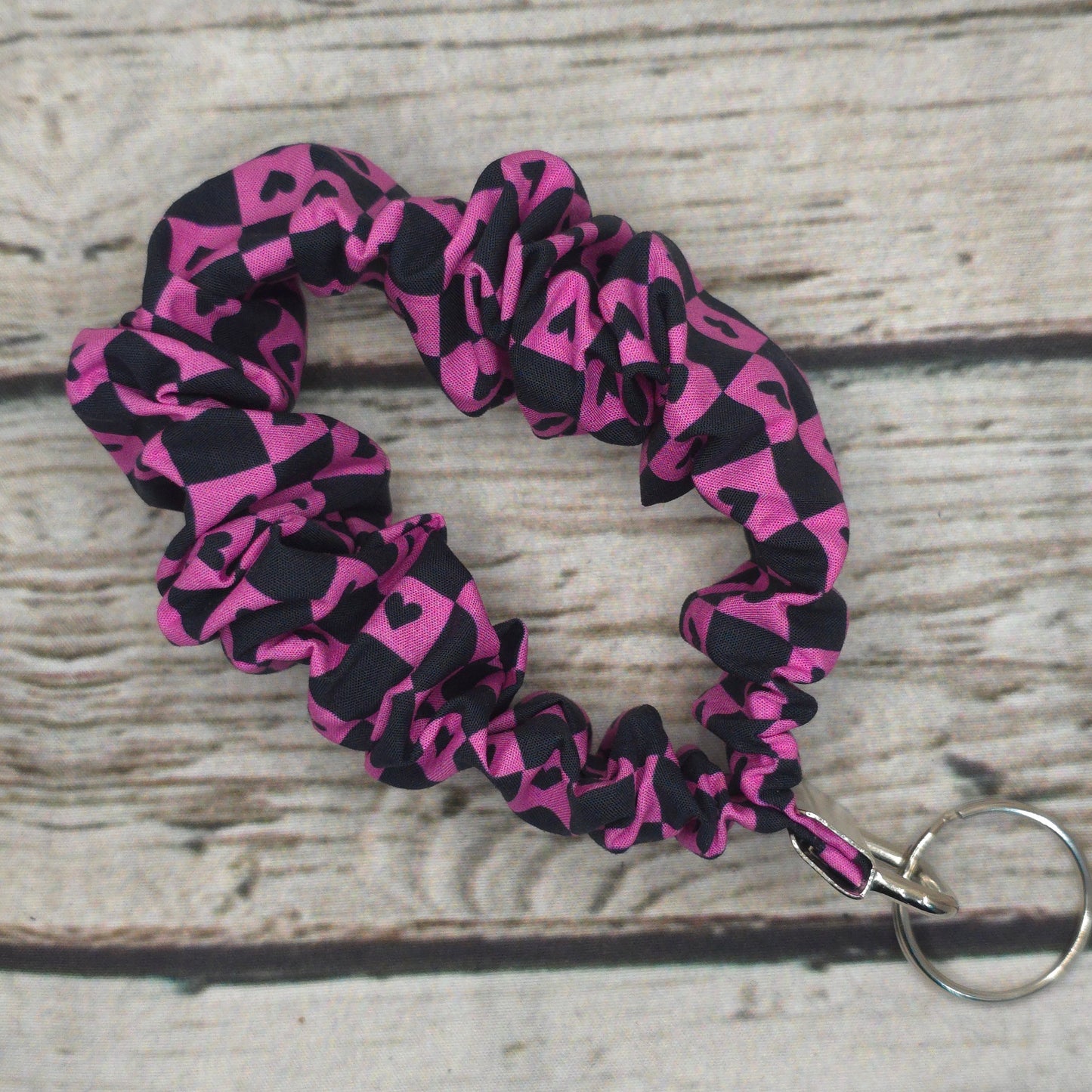 Checkered Hearts Scrunchie Wristlet | Cotton Poplin