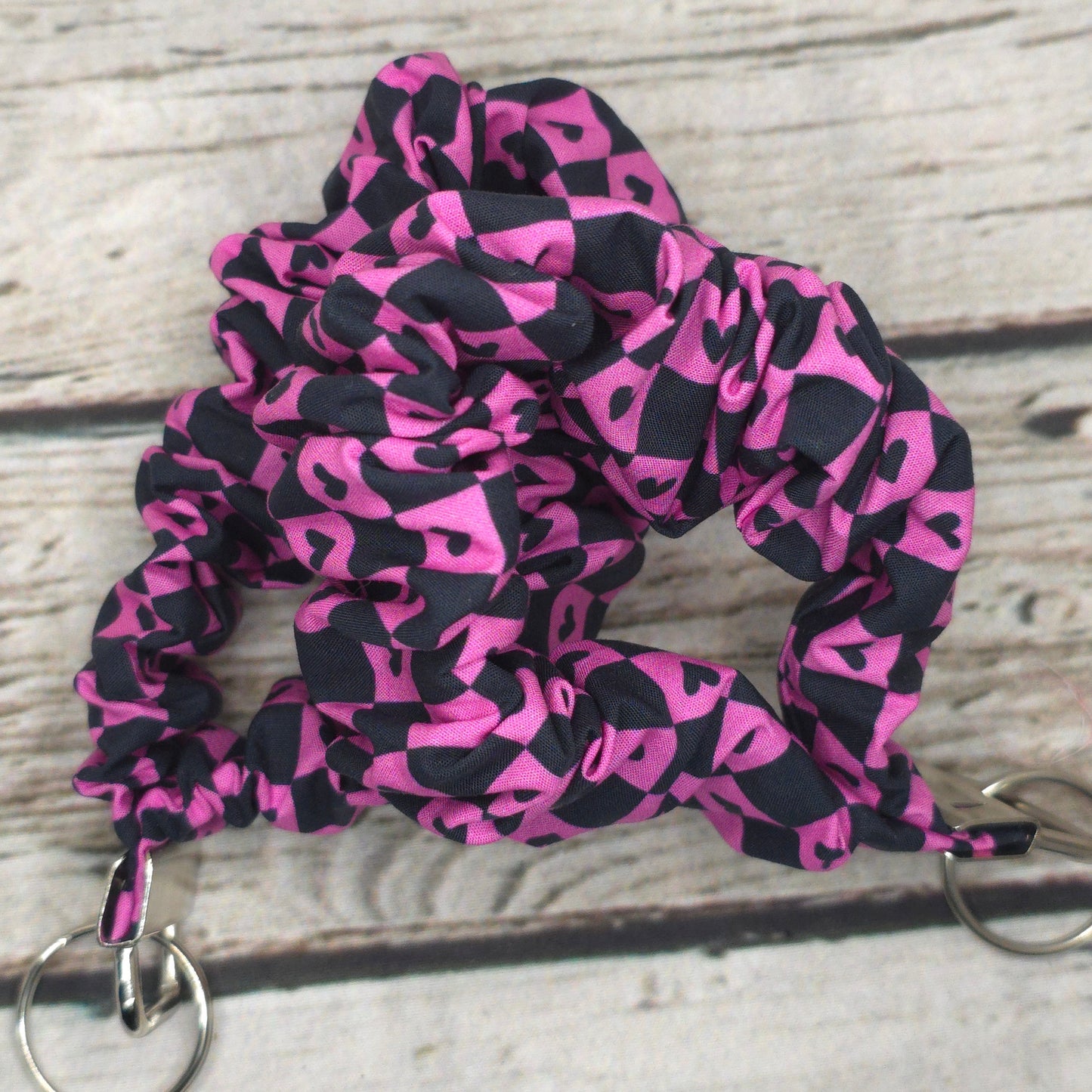 Checkered Hearts Scrunchie Wristlet | Cotton Poplin