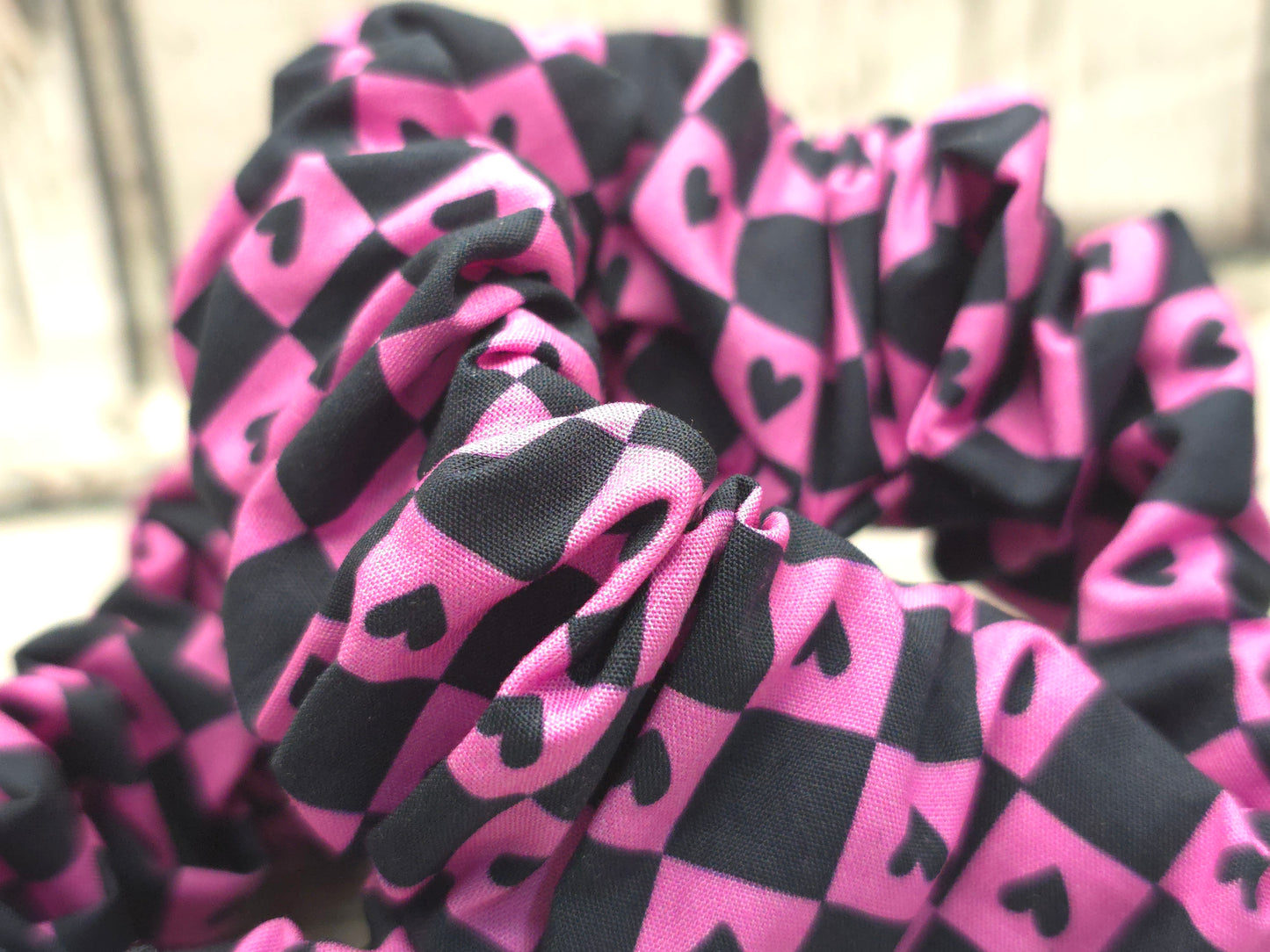 Checkered Hearts Scrunchie Wristlet | Cotton Poplin