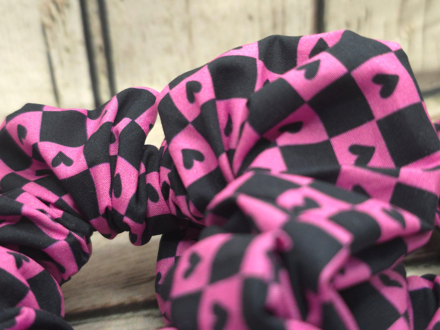 Checkered Hearts Scrunchie | Cotton Poplin