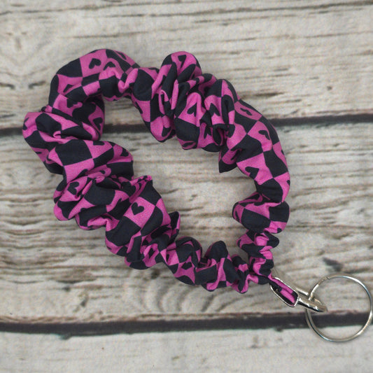 Checkered Hearts Scrunchie Wristlet | Cotton Poplin